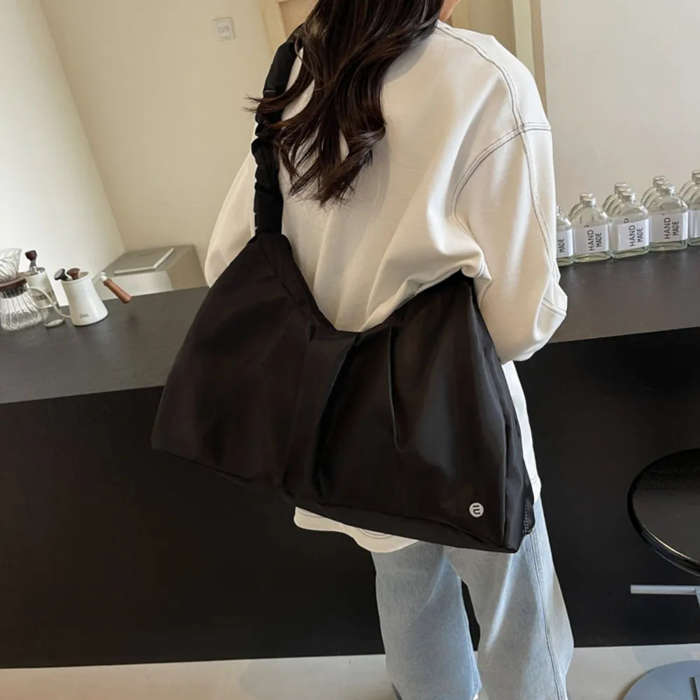 Bolso Tote Grande Fruncido con Decoración Metálica