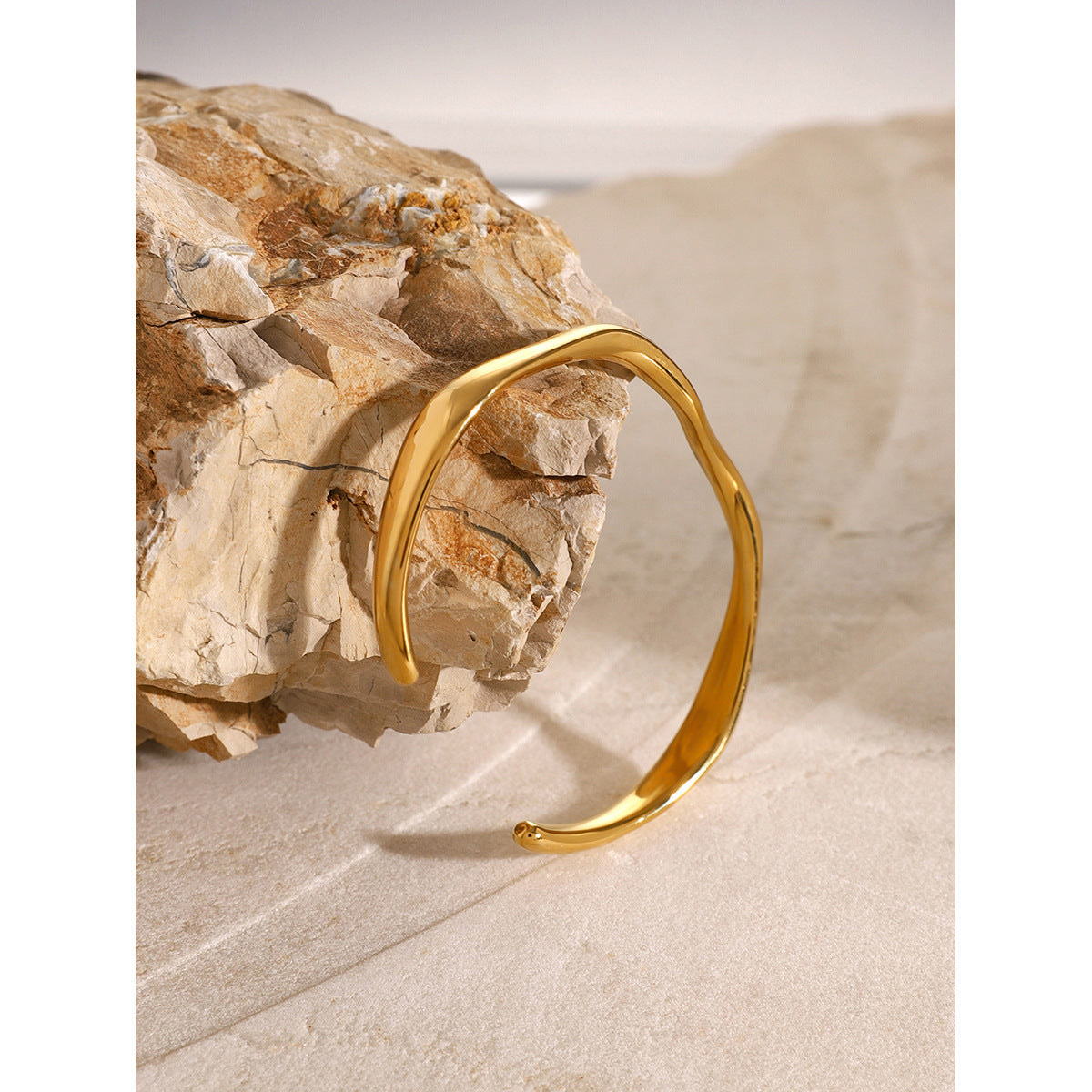 Pulsera Abierta de Acero Inoxidable Chapada en Oro 18K Estilo Minimalista