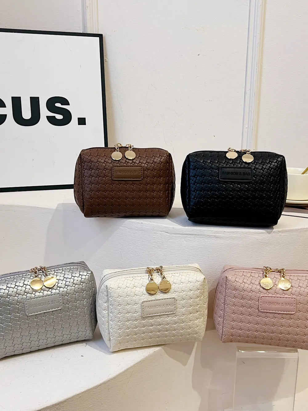 Bolso de paja trenzado con diseño hueco y correa para llevar bajo el brazo