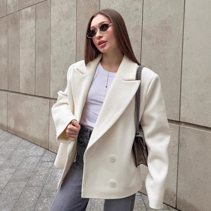Blazer largo de lana beige de doble botonadura y corte holgado