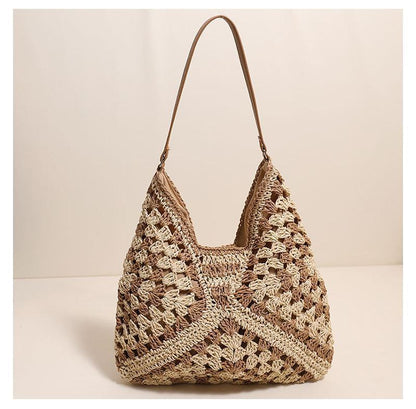 Bolso de axila de paja trenzada con diseño calado