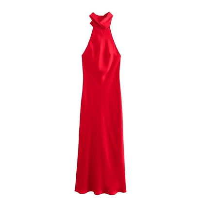 Mono largo de satén con cuello halter y falda fluida