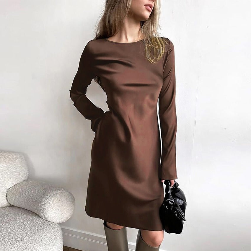 Vestido de satén con manga trompeta y falda A-line