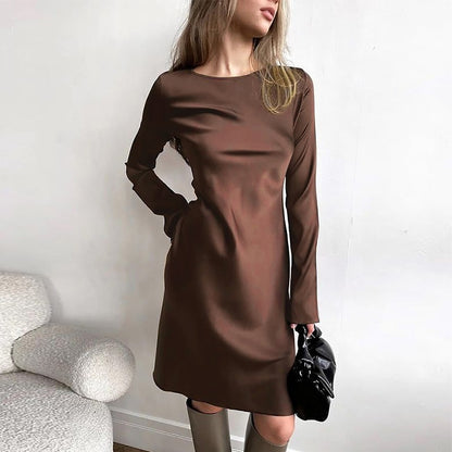 Vestido de satén con manga trompeta y falda A-line