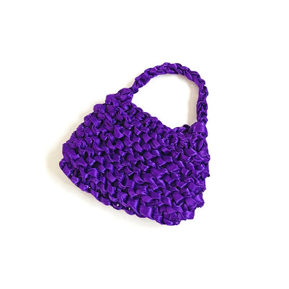 Bolso de crochet tejido con pañuelo de seda decorativo