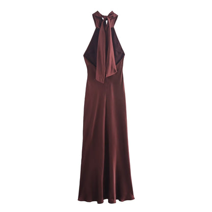 Mono largo de satén con cuello halter y falda fluida