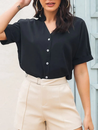 Camisa de manga corta con cuello en V y botones