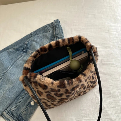 Bolso de Hombro de Pelo Sintético con Estampado de Leopardo