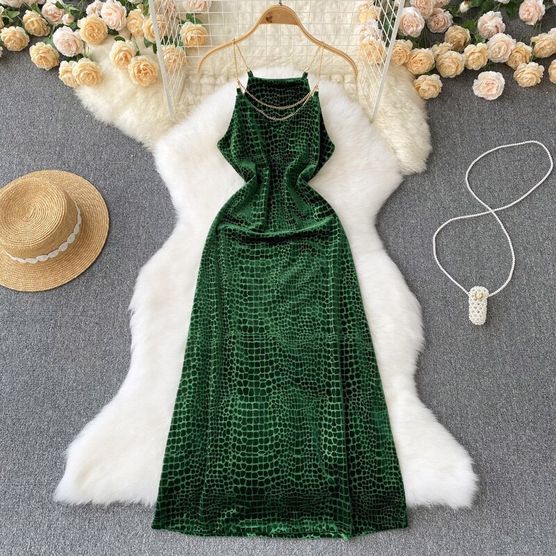 Vestido midi de terciopelo verde con tirantes y escote en V