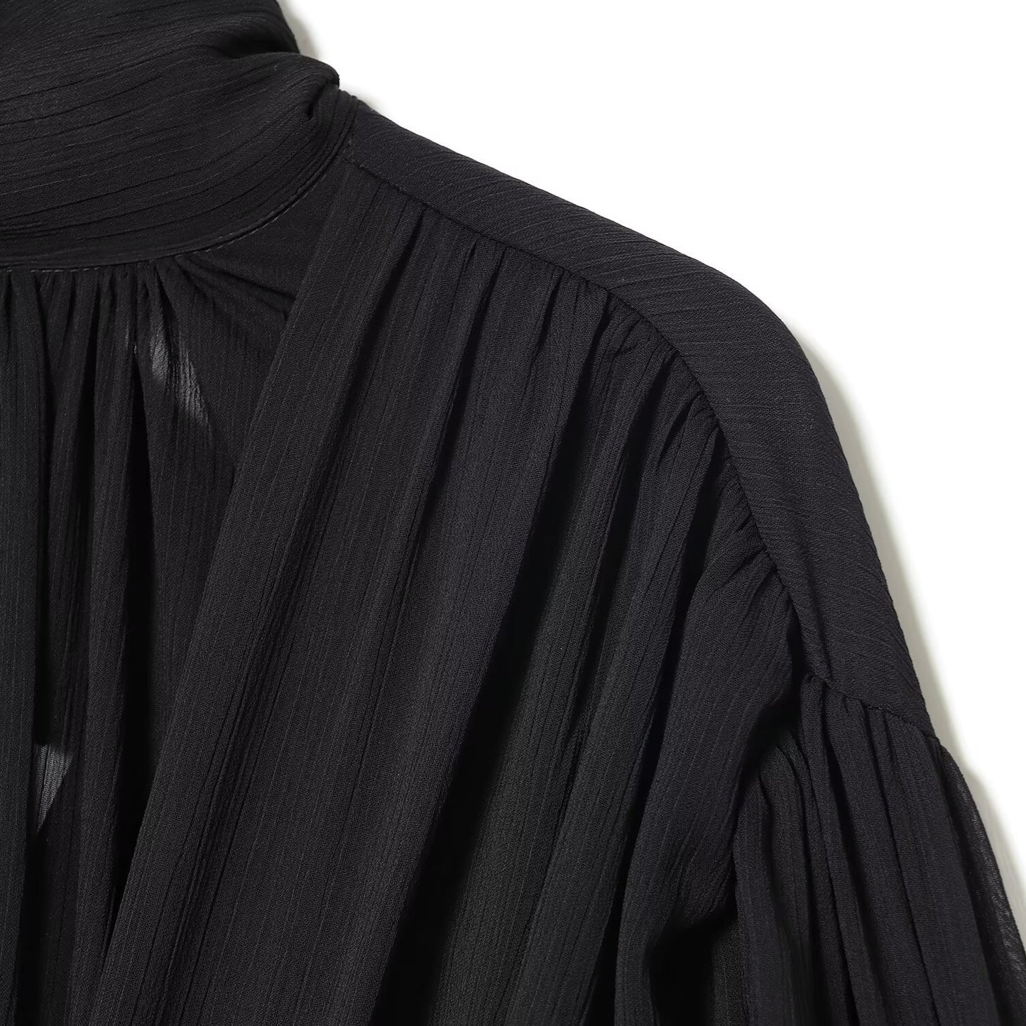 Top tipo camisa semitransparente con diseño abullonado y pliegues