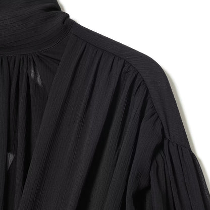 Top tipo camisa semitransparente con diseño abullonado y pliegues
