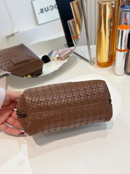 Bolso de paja trenzado con diseño hueco y correa para llevar bajo el brazo