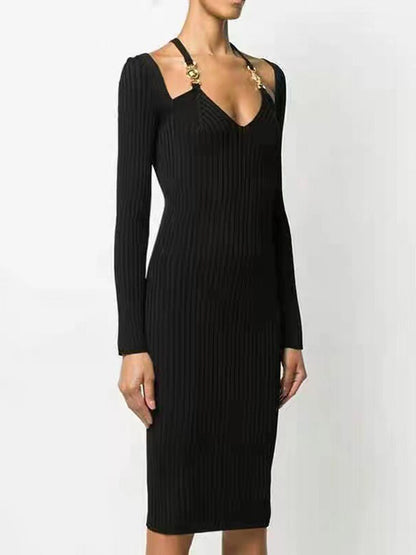 Vestido midi A-line de punto con cuello halter y hebilla metálica