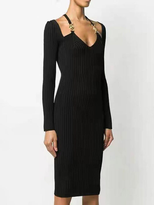 Vestido midi A-line de punto con cuello halter y hebilla metálica