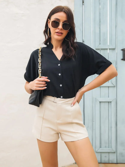 Camisa de manga corta con cuello en V y botones