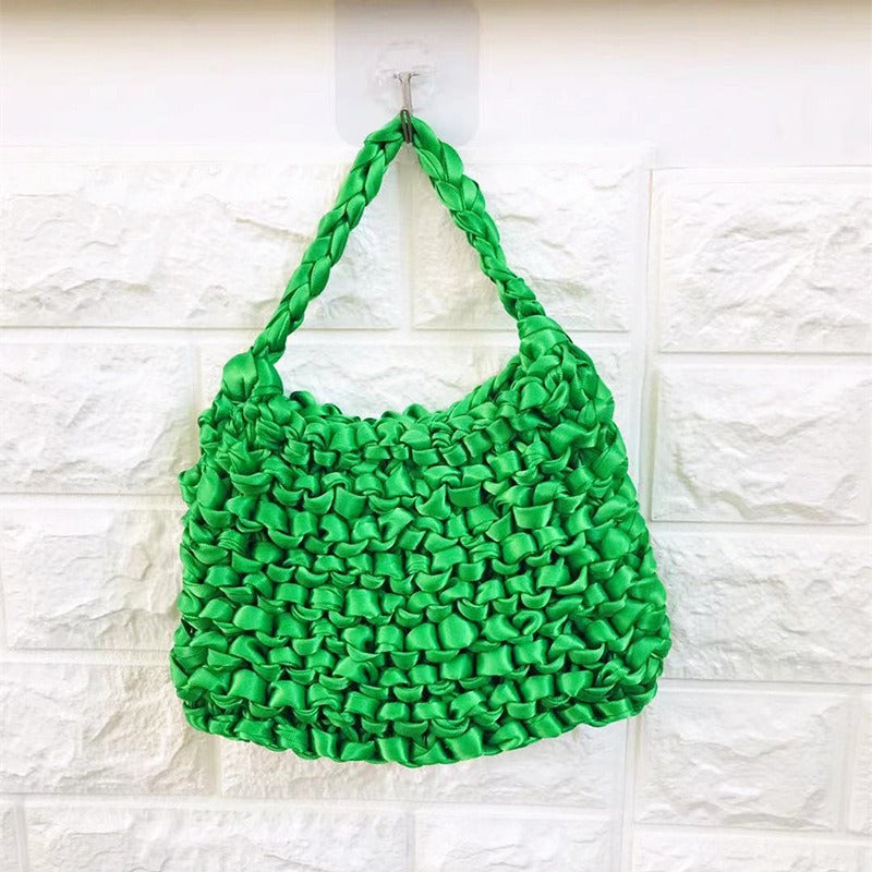 Bolso de crochet tejido con pañuelo de seda decorativo