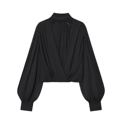Top tipo camisa semitransparente con diseño abullonado y pliegues
