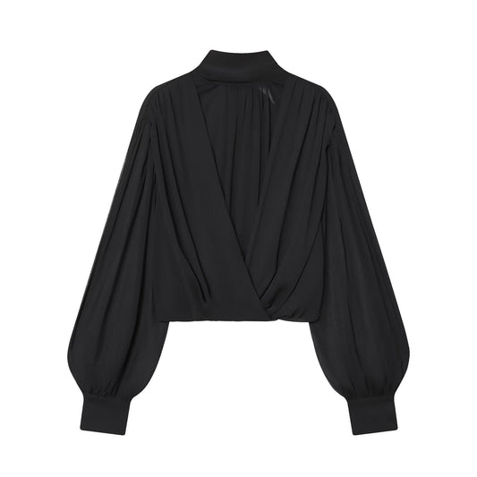 Top tipo camisa semitransparente con diseño abullonado y pliegues