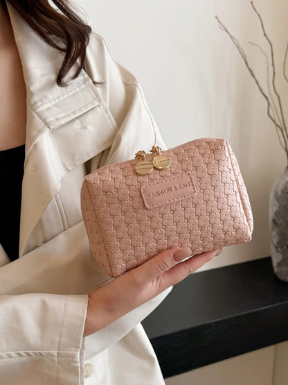 Bolso de paja trenzado con diseño hueco y correa para llevar bajo el brazo