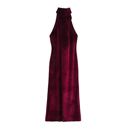Mono largo de satén con cuello halter y falda fluida