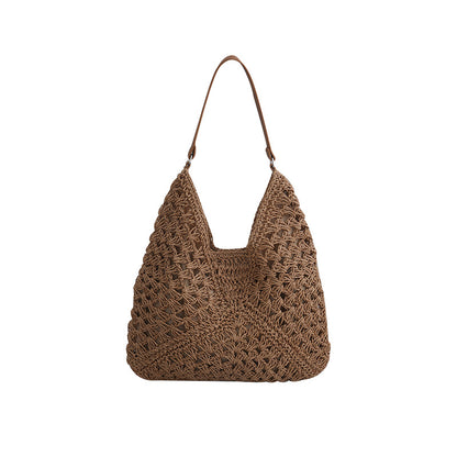 Bolso de axila de paja trenzada con diseño calado