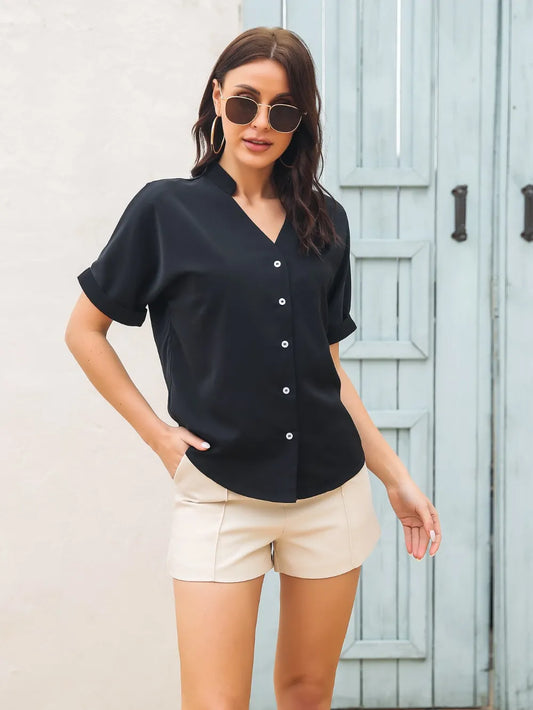 Camisa de manga corta con cuello en V y botones