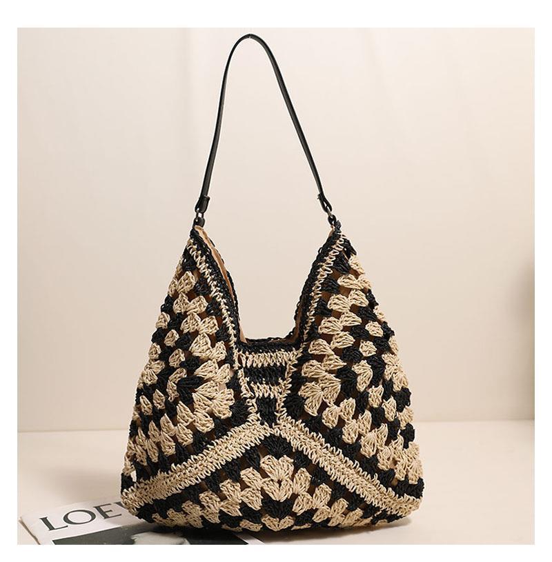 Bolso de axila de paja trenzada con diseño calado