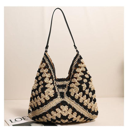 Bolso de axila de paja trenzada con diseño calado